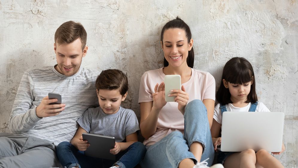 Roditelji i djeca na telefonima, ilustracija