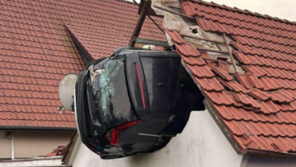 Automobil završio u krovu štale