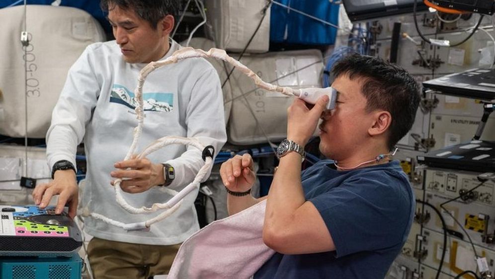 Astronaut provjerava vid na ISS-u