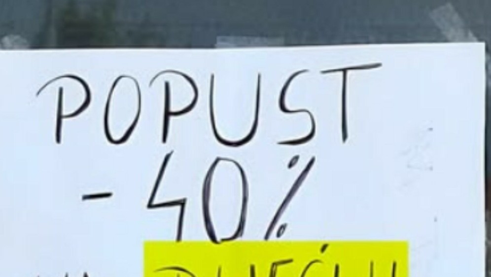 Oglas u izlogu s pogreškom u pisanju