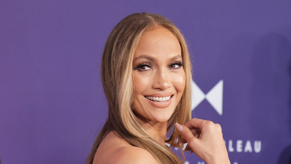 Jennifer Lopez u japankama i bijeloj haljini - 4