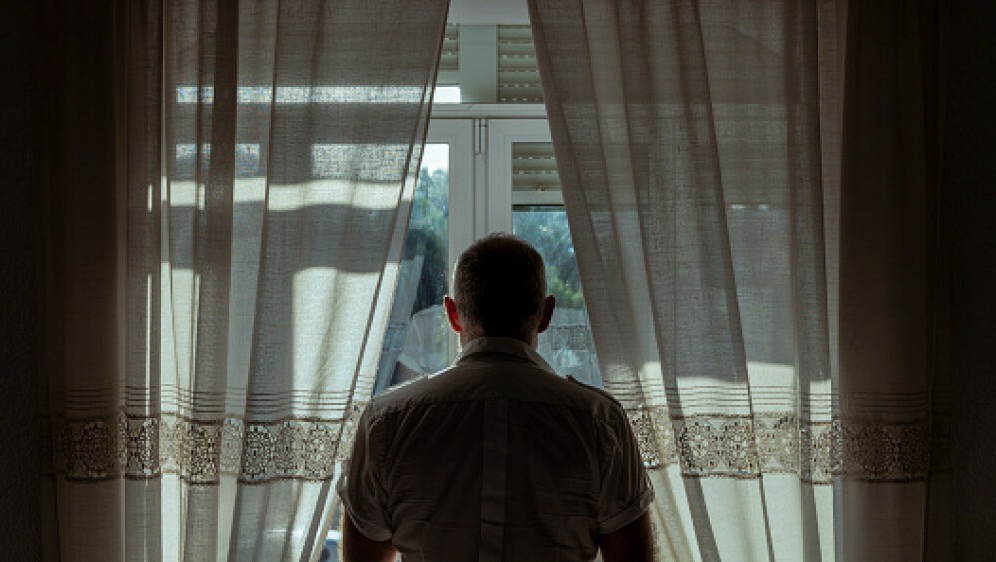 Muškarac u stanu, ilustracija