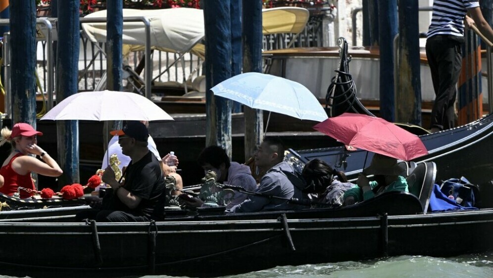 Turisti se u Veneciji kišobranima štite od velike vrućine