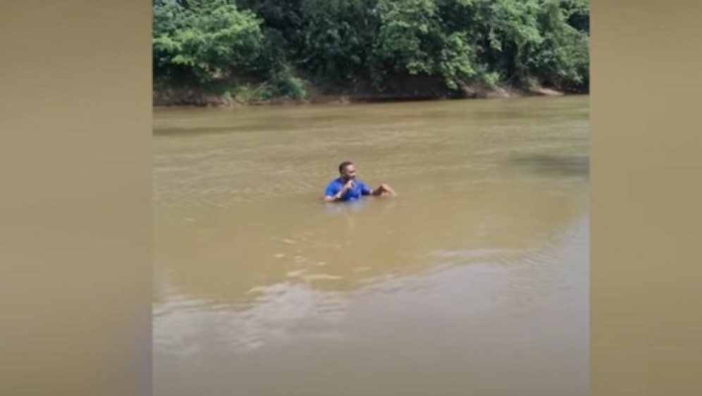 Novinar tijekom javljanja uživo