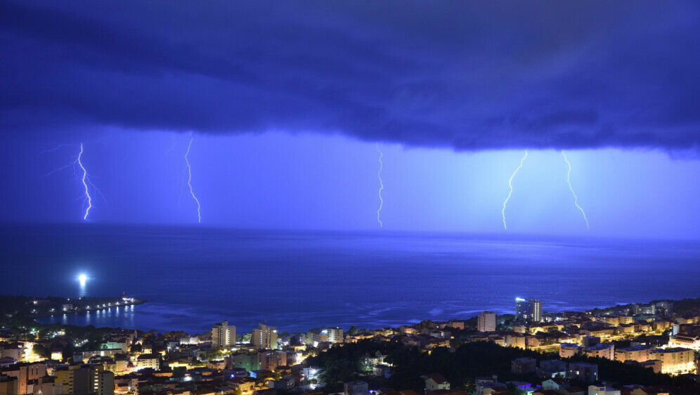 Nevrijeme iznad Makarske, ilustracija