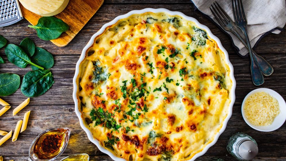 Složenac s mljevenim mesom i sirom ilustracija