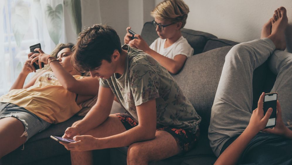 Tinejdžeri s telefonima, ilustracija