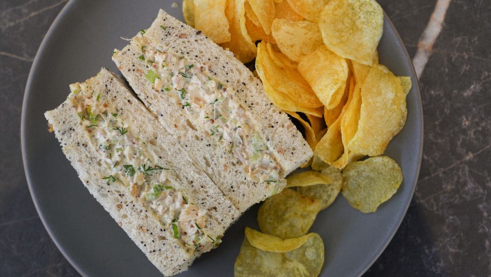 Sendvič od sira i luka obično se jede s čipsom