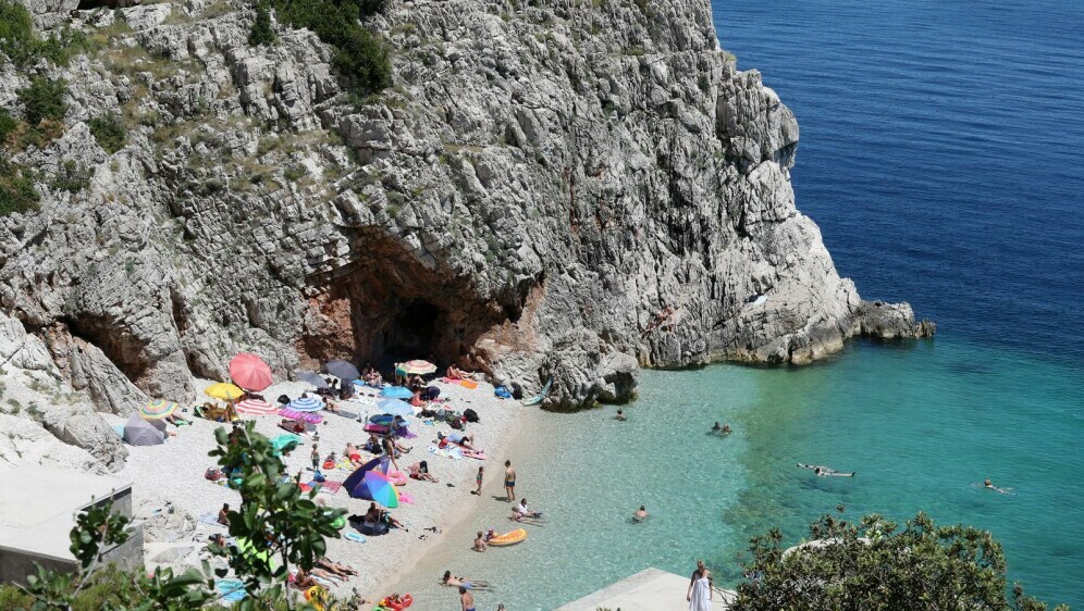 Plaža ispod grada Brseča