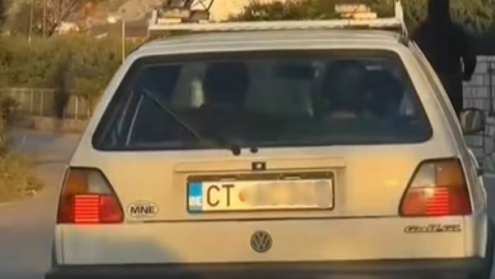 Golf u Crnoj Gori s Eiffelovom tornjem