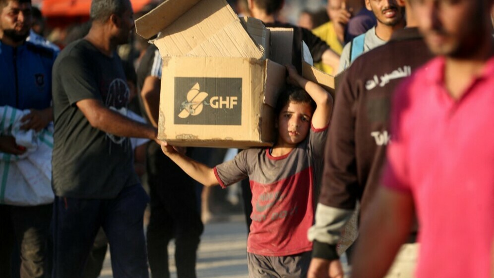 Dječak nosi humanitarnu pomoć