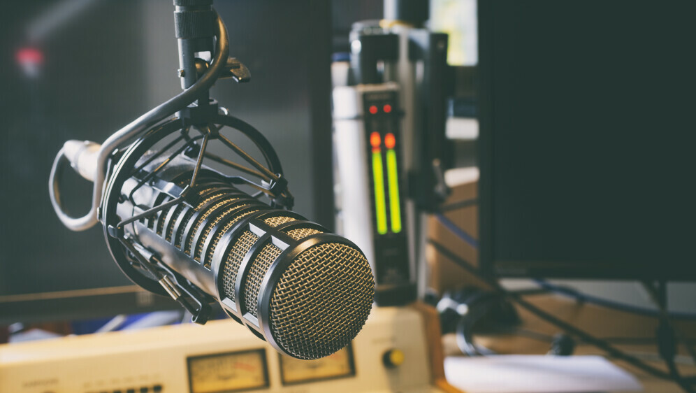 Kako se piše: radio emisija ili radioemisija