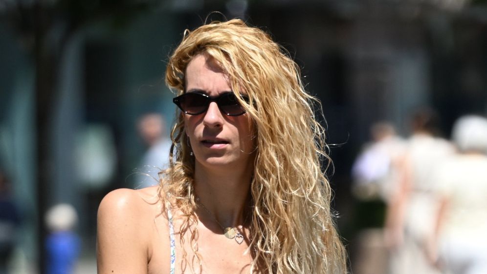 Ulična moda mama u ljetnoj cvjetnoj haljini u Zagrebu - 3