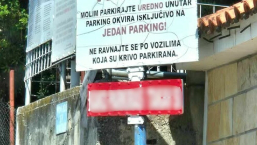 Smiješan natpis na parkingu u Kaštel Starom