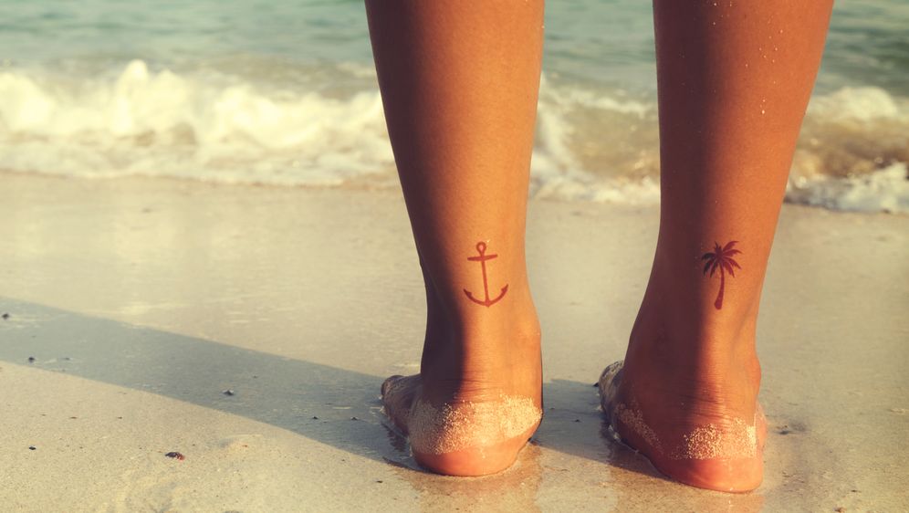 Žena s tetovažama na plaži