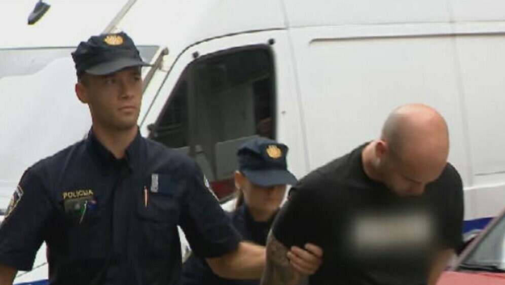 Privođenje trojice osumnjičenih za premlaćivanje mladog Slovenca