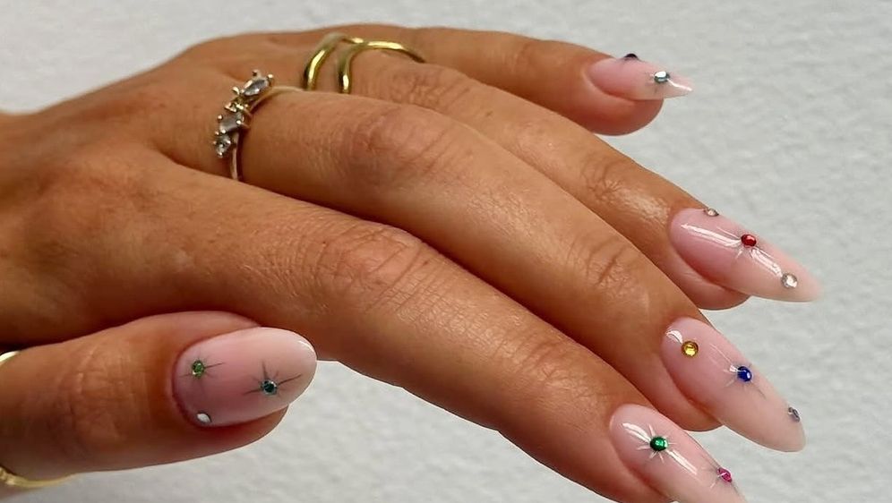 Cironi su divan ukras na noktima