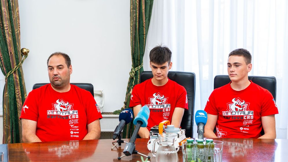 Maksim Stanković Šprajc i Nikola Baniček te njihov mentor Željko Stanković Šprajc