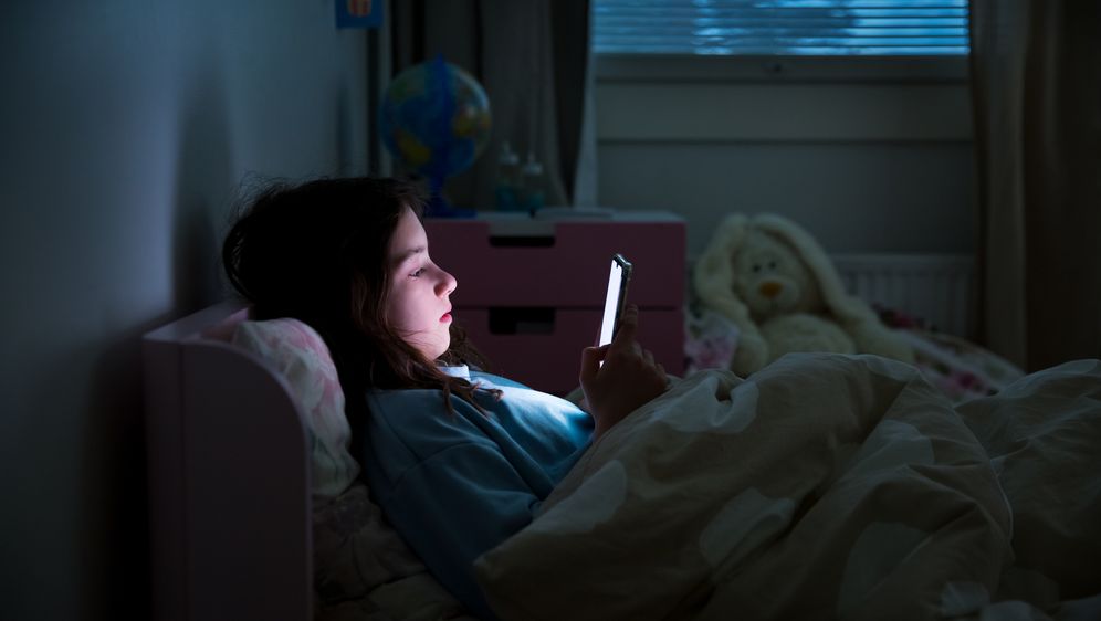 Dijete gleda u ekran, ilustracija