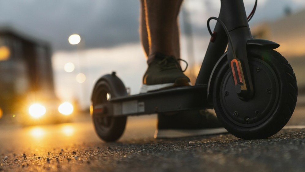 Osoba na električnom romobilu