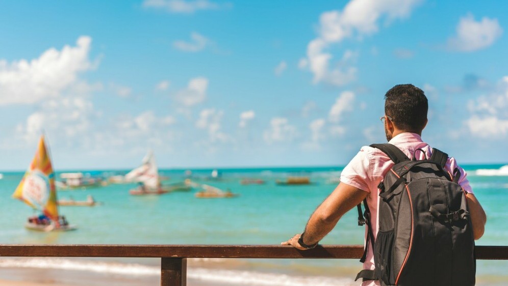 Turist s ruksakom kako gleda u daljinu