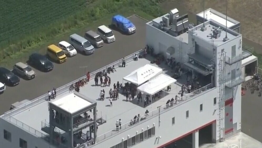 Ljudi u Japanu na krovovima dok se čeka cunami