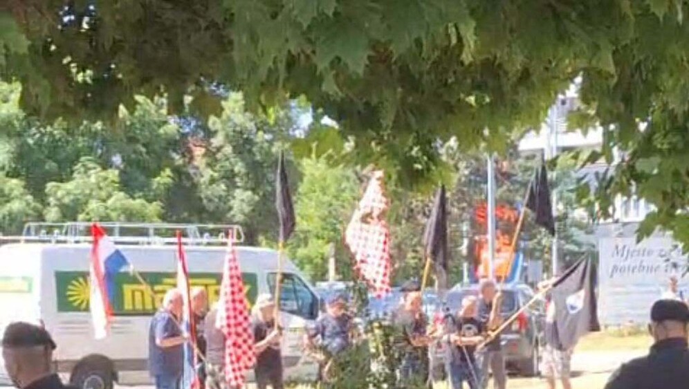 Prosvjed Dražena Keleminca pred stanom Dalije Orešković