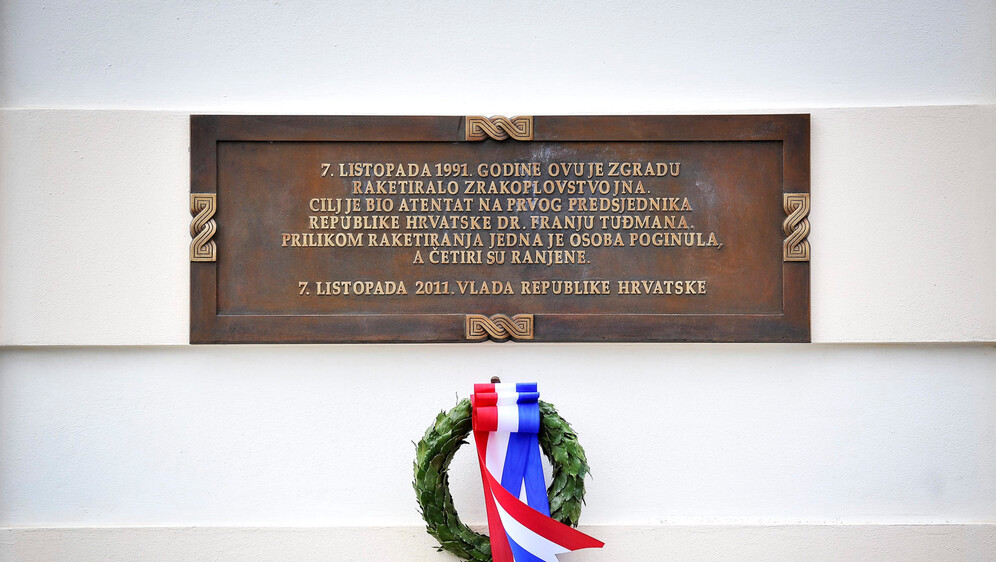 Spomen ploča na zgradi Vlade
