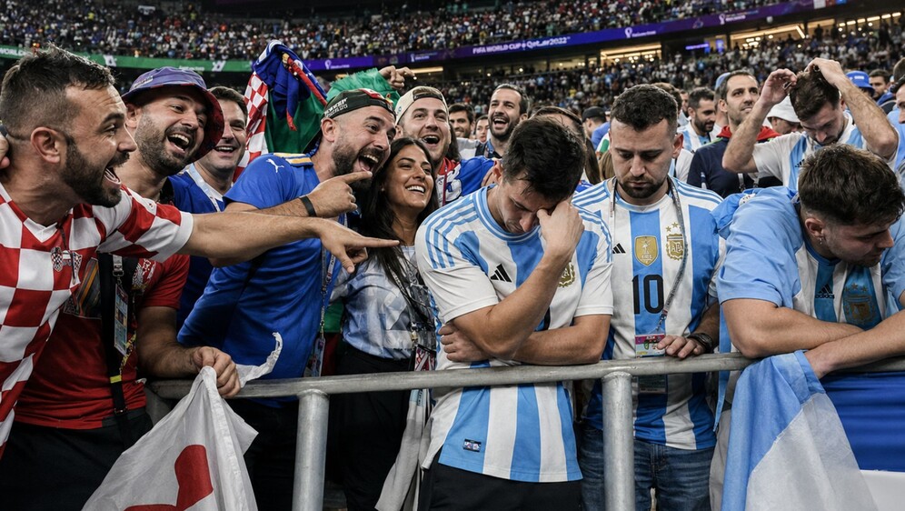 Navijači koji se rugaju Argentincima