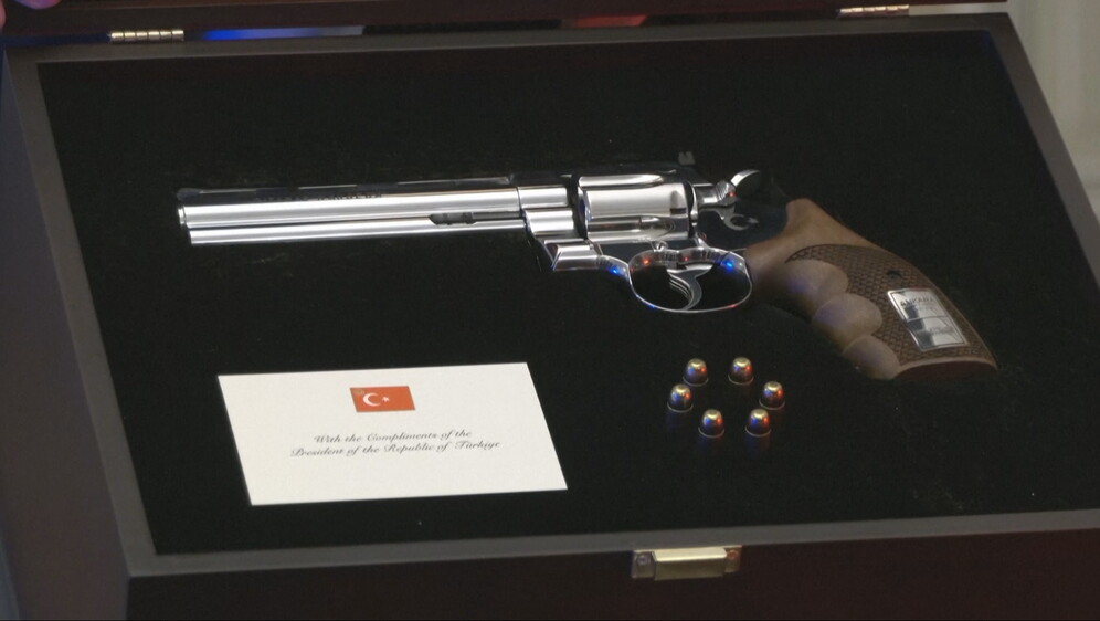 Milanović dobio revolver na dar