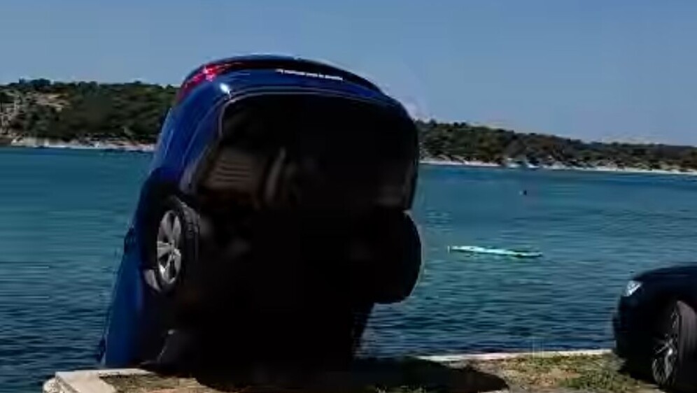 Auto u moru na Rabu