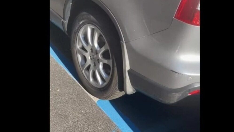 Oko guma su se pojavile plave linije