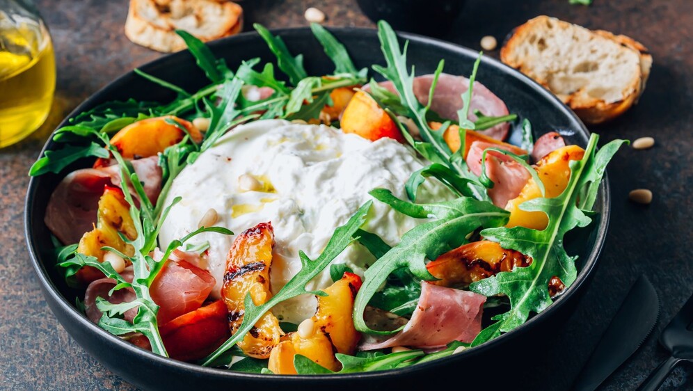 Salata s grilanim breskvama