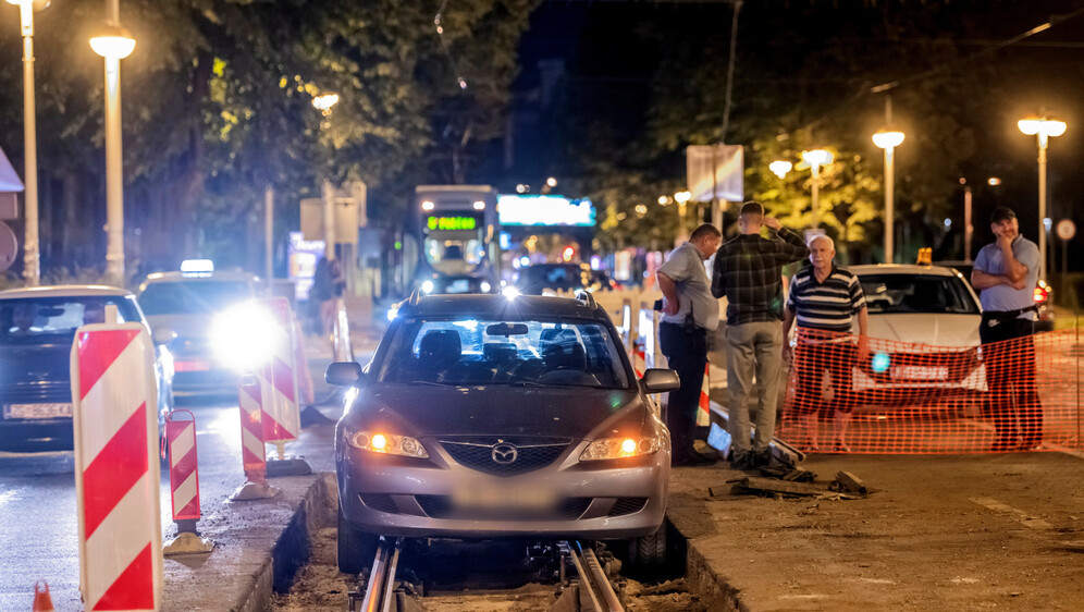 Vozilo upalo u tračnice u Savskoj ulici - 3