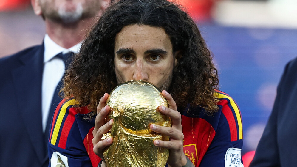 Marc Cucurella s trofejem