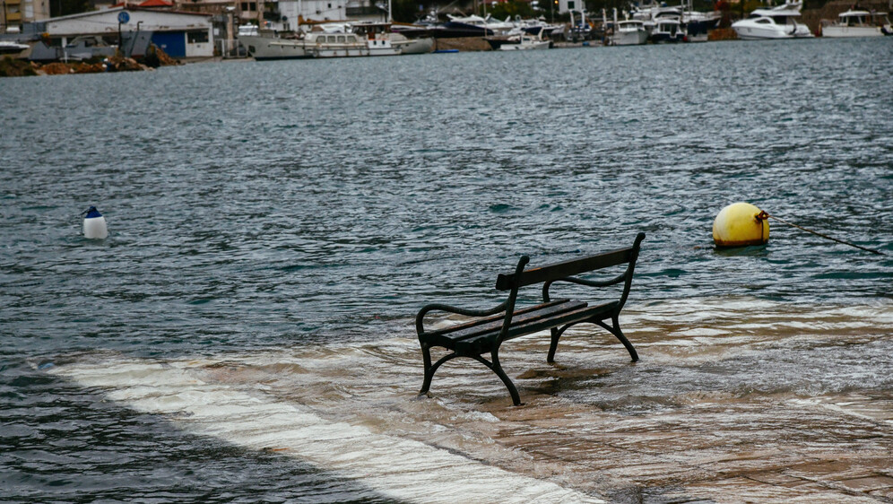Ilustracija/Poplavljena riva