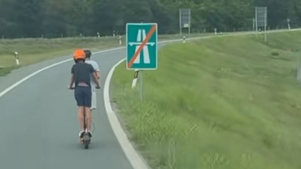 Klinci na romobilu