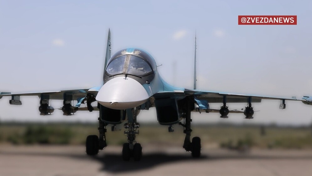 Su-34 s četiri klizeće bombe ispod krila