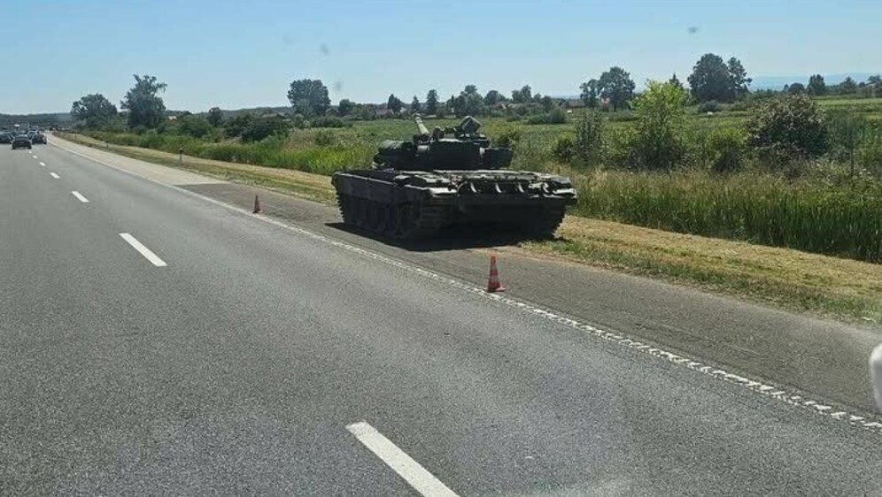 Tenk na autocesti A3