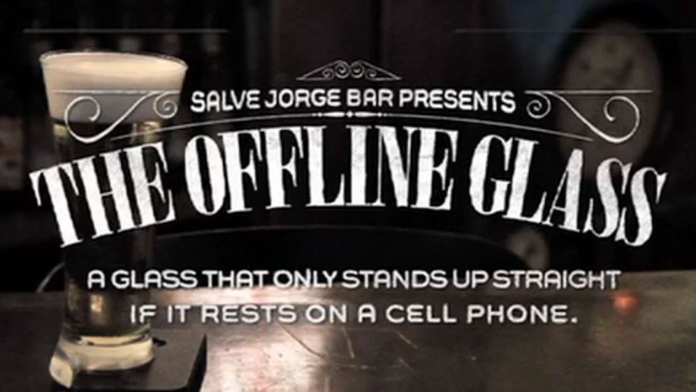 Ovo je čaša koja može stajati samo ako ju prislonite na vaš smartphone