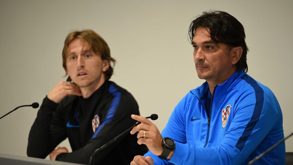 Zlatko Dalić i Luka Modrić na presici (Foto: AFP)