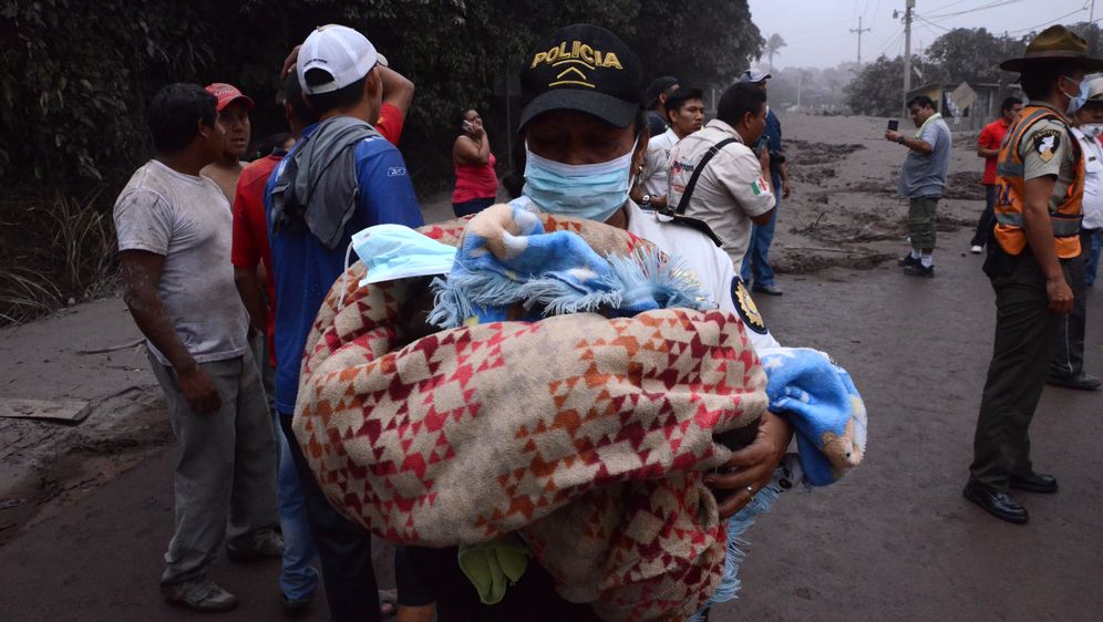 Eruptirao vulkan Fuego u Guatemali (Foto: AFP)