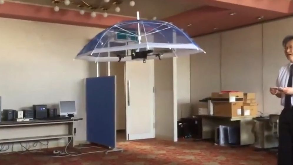 Leteći kišobran (Foto: YouTube)