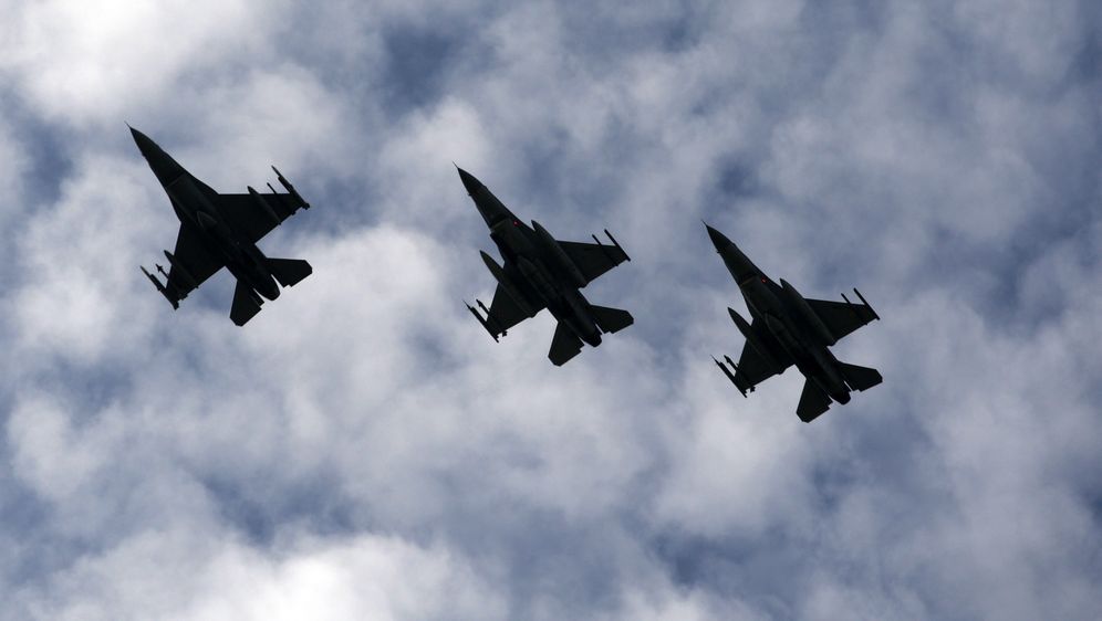Tri zrakoplova F-16 NATO saveza (Foto: Arhiva/AFP)