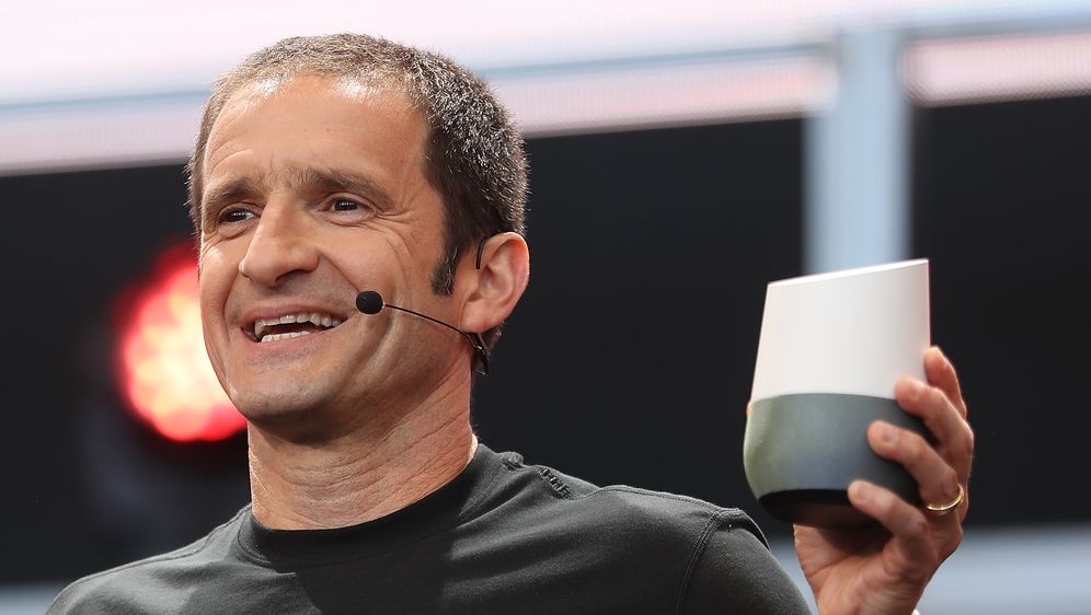 Mario Queiroz i Google Home (Foto: AFP)