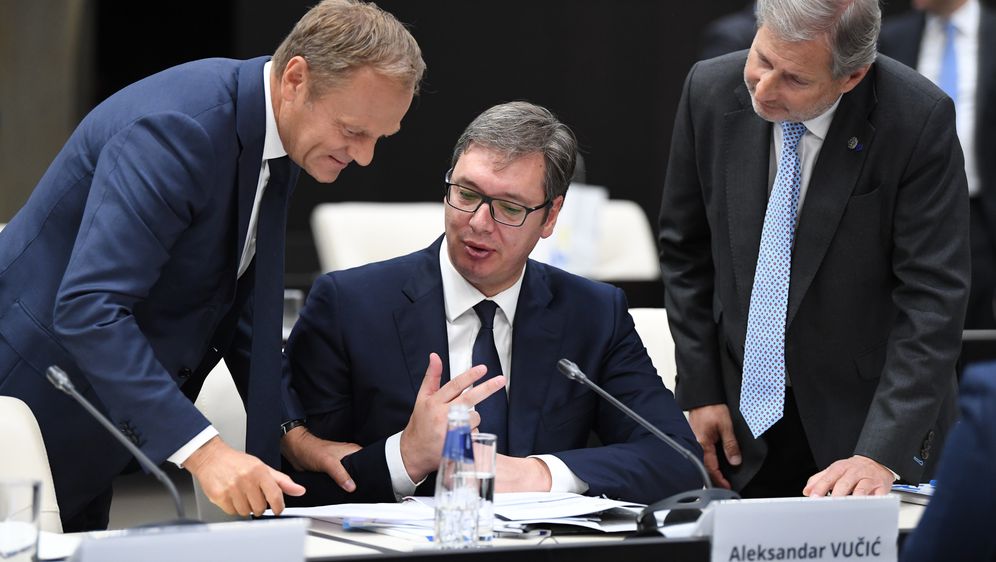 Donald Tusk, Aleksandar Vučić, i Johannes Hahn (Foto: AFP)
