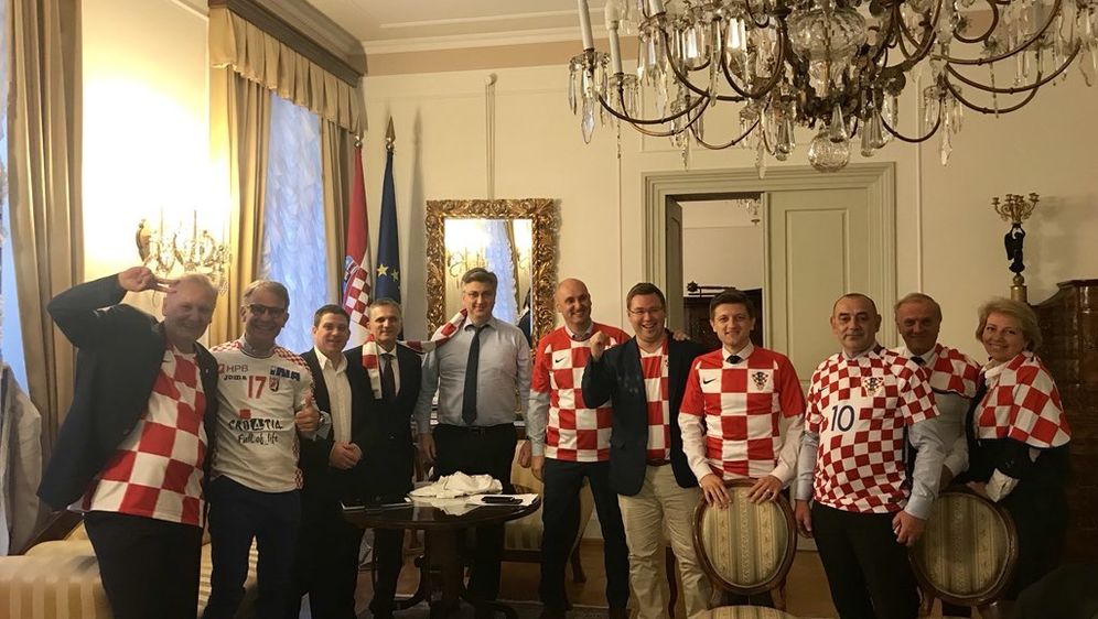 Premijer i ministri gledaju utakmicu (Foto: Twitter)