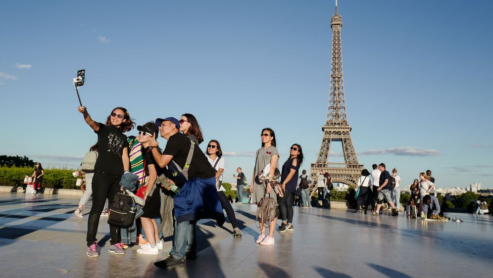 Turisti u Parizu (Foto: AFP)