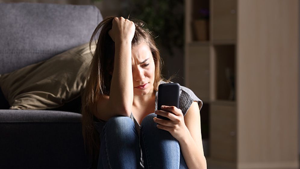 Žena s mobitelom, ilustracija (Foto: Getty)