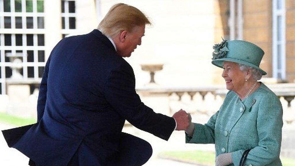 Donald Trump i Kraljica Elizabeta II. (Foto: AFP) - 2